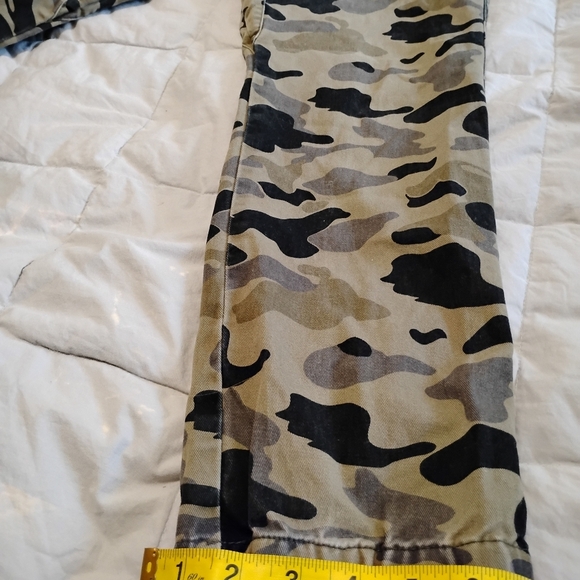Divided | Woman's Camouflage Ankle Pants | Size 30 - Picture 10 of 15